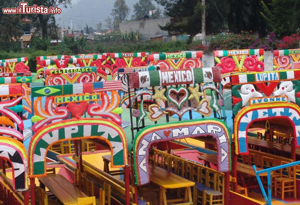Immagine Le trajineras sono imbarcazioni colorate tipiche di Xochimilco, uno dei ditretti meridiionali di Città del Messico.