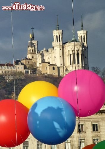 Palloni pronti per la sera dell'inaugurazione delle luci