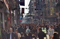 Istiklal Caddesi flusso del sabato pomeriggio ...