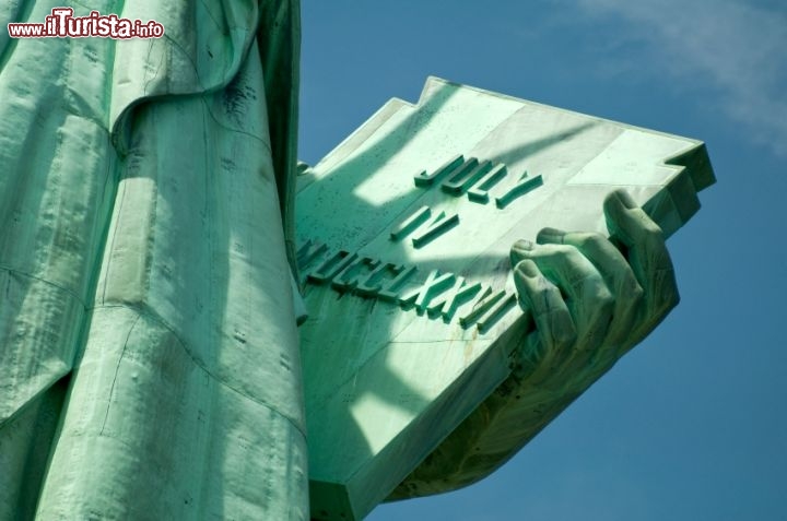 Immagine 4 luglio 1776 data indipendenza americana sul libro retto dalla Statua della Libertà - © mathieukor /  iStockphoto LP.