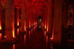 Riflessi tra le colonne della Cisterna Basilica