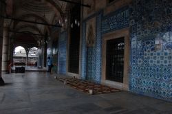 Ingresso moschea Rustem Pasha Istanbul con piastrelle ...