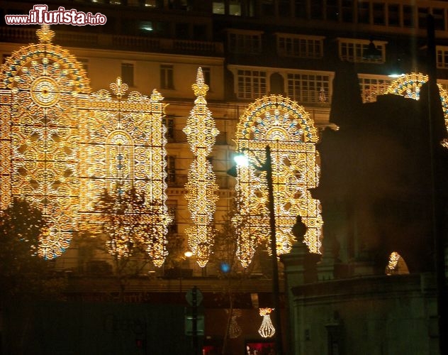 Galeries Lafayette: nel periodo natalizio le luminarie dei grandi magazzini di Parigi richiamano i parigini e i turisti al 