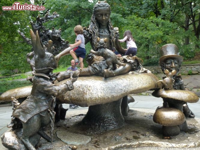 Immagine Statua Alice nel paese delle meraviglie a Central Park