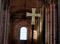 Crocifisso dentro labbazia di mont saint michel ...