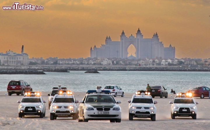 Le automobili Donnavventura con l'Atlantis sullo sfondo