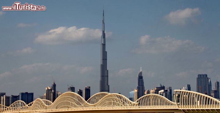 Anche da Lontano la Burj Khalifa domina la Skyline di Dubai