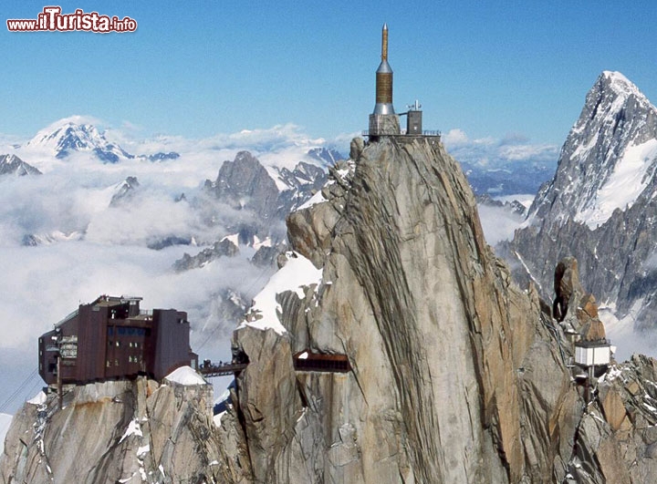 Aiguille du Midi Monte Bianco - Questo luogo sperduto sulla montagna più alta d'Europa, si raggiunge comodamente con la funivia in appena 20 minuti di risalita. Si tratta di uno dei punti panoramici più settacolari dell'intera Europa, ma no nadatto a chi soffre di vertigini.