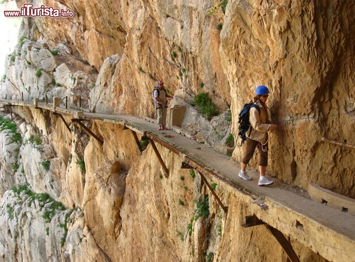 Caminito del Rey, Alora, Malaga, Spagna - E' uno dei percorsi più mozzafiato e pericolosi del mondo. La sua pericolosità sta nel suo cattivo stato di manutenzione, con vari tratti in pessime condizioni o addirittura parzialmente crollati. Il percorso di 3 km si snoda tra le spettacolari pareti di un canyon, il Desfiladero de los Gaitanes (El Chorro). Il suo nome deriva dal fatto che fu inaugurato alla presenza di Alfonso XIII il Re di Spagna nel 1921. Oggi il percorso è in realtà chiuso ed inacessibile, ma sono molti gli intrepidi che rischiano la vita e le salatissime multe (6-30.000 euro) per chi viola il divieto e si cimenta in questo sentiero della morte.  Fonte foto: http://unbesoatumadre.blogspot.it