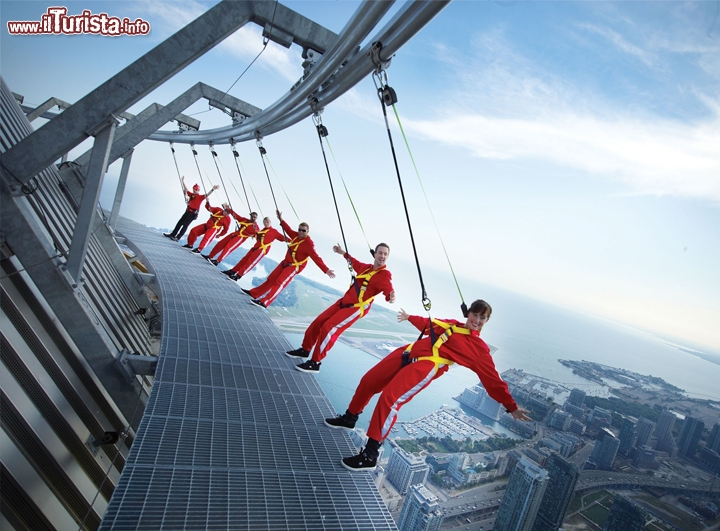 Edge Walk, Cn Tower, Toronto - Qui si può compiere un Edge Walk, letteralmente una camminata su bordo, lungo una passerella circolare all'altezza di 356 metri di altezza, senza corrimani. Ci pensa una imbragatura a garantire la vostra sicurezza, ma se siete deboli di cuore...non fatela! 