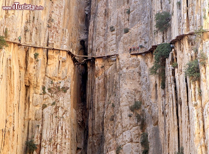 Sentiero del re, skywalk in Spagna vicino a Malaga - Questa particolare via fu realizzata dal personale di una diga, la Sociedad Hidroeléctrica del Chorro, che per le sue operazioni di manutenzione aveva bisogno di raggiungere le pareti della diga. Con il passare degli anni il percorso ha cominciato a sgretolarsi, diventando via via sempre più pericoloso, al punto che alcuni escursionisti persero la vita circa 12-13 anni fa. Da allora il percorso è chiuso al pubblico. Fonte foto: http://unbesoatumadre.blogspot.it