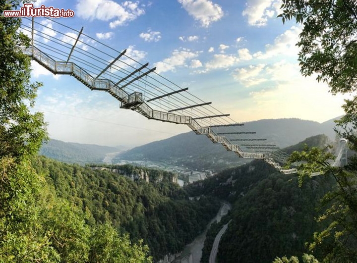 Passerella SkyBridge vicino a Sochi,  Russia - Non si tratta di un semplice ponte pedonale sospeso, che peraltro detiene il primato mondiale di lunghezza, ma anche di una struttura dove potere provare più sport adrenalinici! Si trova non distante da Sochi, la città sul Mar Nero che ha ospitato gli ultimi giochi Olimpici Invernali. Il ponte SkyBridge si solleva a 200 m di altezza sulla spettacolare valle di  Krasnaya Polyana, e possiede una lunghezza complessiva di circa 1 km. E' dotato di viste mozzafiato, ma anche una zipline di 500 m, per discese vertiginose a volo d'angelo, e una piattafroma di lancio per il bungee jumping , con caduta libera per ben 207 metri - © europics