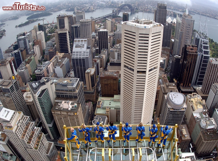 Skywalk Sydney Tower Australia - in Australia possiamo spostarci sulla Sydney Tower dove è possibile fare una camminata da brivido, ma senza ostacoli di vetro alla vostra vista: si tratta dello Skywalk Sydney Tower