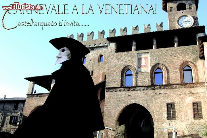 Immagine Una maschera Veneziana a passeggio nella piazza del Palazzo del Podest