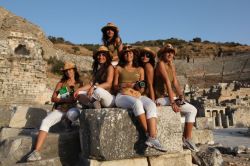 La squadra con alle spalle il teatro di Efeso
DONNAVVENTURA ...