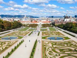 Il giardino del Belvedere inferiore e il panorama di VIenna in lontananza - © vvoe / Shutterstock.com