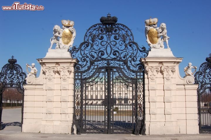 Immagine La cancellata in ferro battuto all'ingresso del Belvedere Superiore di Vienna