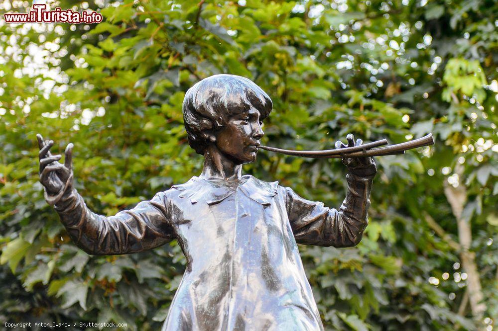 Immagine Un dettaglio della famosa statua di Peter Pan ai Kensington gardens - © Anton_Ivanov / Shutterstock.com