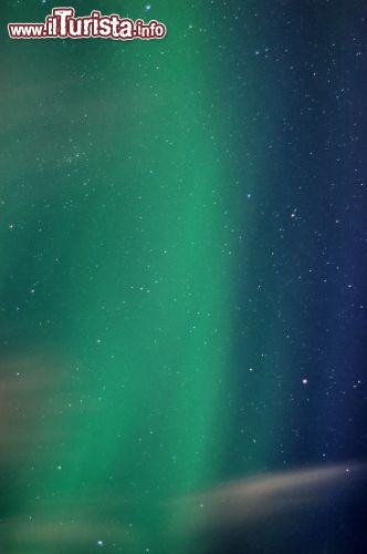Le Luci del Nord nel cielo delle Lofoten, Norvegia - il momento migliore per osservare l'aurora è in genere la mezzanotte, ma in inverno a seconda del momento di arrivo degli impulsi di plasma solare, le Aurore possono accendersi di colori ad ogni ora della notte, e nel periodo natalizio possono essere viste per circa 20 ore nell'arco della giornata.