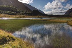 Isole lofoten un lago nei pressi di Vareid - che ...