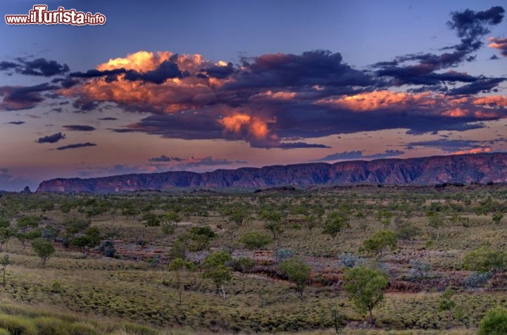 Australia Kimberley tramonto al Purnululu National Park. Le rocce del Bungle Bungles range si accendono di tonalità rosse al momento della discesa del sole dietro all'orizzonte.