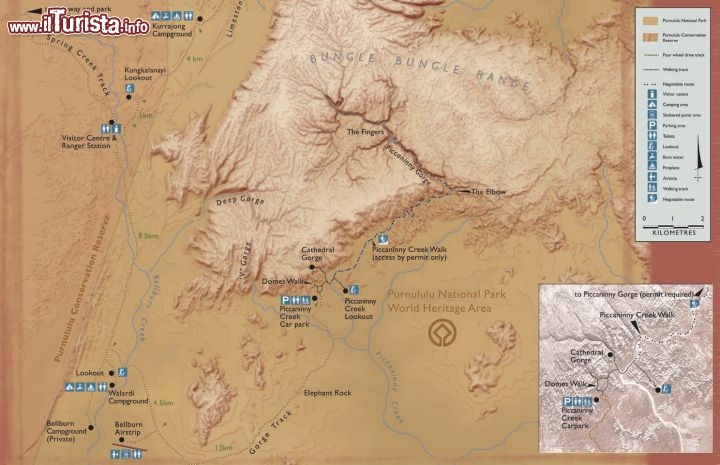 Mappa sud Parco Nazionale Purnululu. Nella zona meridionale del parco troviamo luoghi di grande suggestione scenografica, come il Piccaninni Creek, il torrente più importante del Bungle-Bungle Range, i domi conici chiamati Beehive, e cioè alveari e la Cathedral Gorge. A sud si trova anche il campo di volo, da dove partire per un entusiasmente giro panoramico in elicottero.