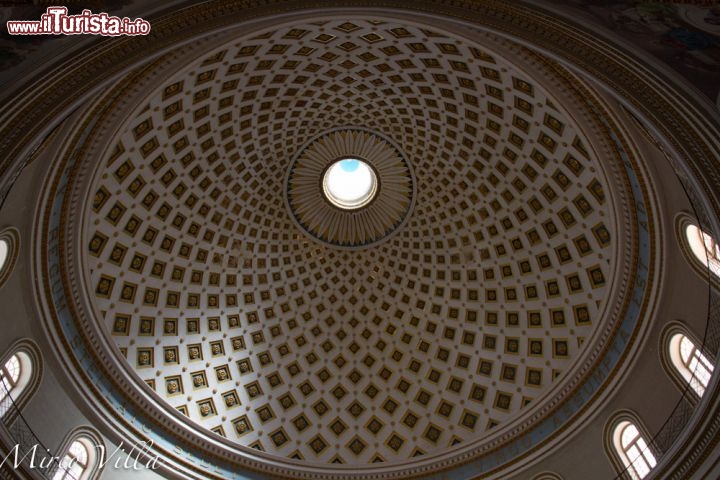 La cupola della rotonda Mosta Dome, Malta - E' la quarta cupola per grandezza d'Europa, grazie al suo diametro di 37 metri. Fu protagonista di un miracolo durante la 2a Guerra Mondiale: Una bomba tedesca cadde entrando dalla cupola durante la Messa, con circa 300 fedeli presenti, ma non esplose! Mosta rimane a nord-ovest della capitale di La Valletta.