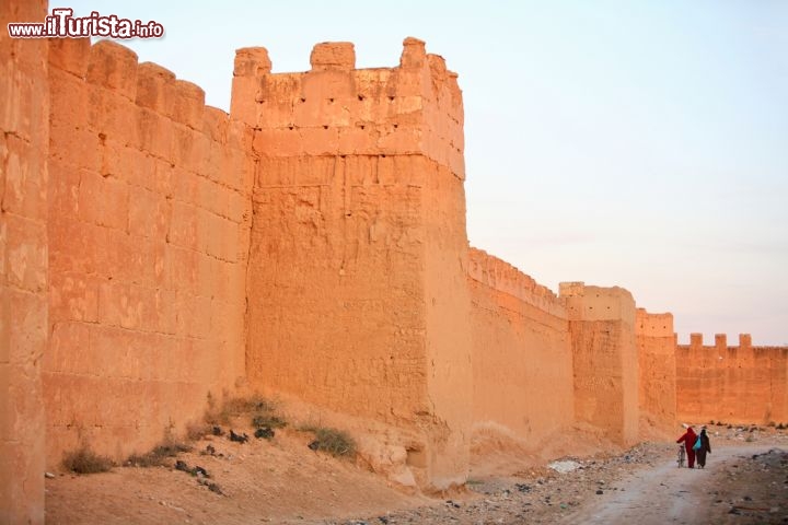 Cinta delle mura di Taroudant in Marocco
Questa città fortificata nel sud del Marocco è stata a lungo un punto importante sulla via carovaniera tra il deserto del Sahara e Marrakech, e grazie alle miniere di argento e d'oro nelle sue vicinanze, potè anche godere di una fiorente cultura fin dall' 11° secolo. La ricchezza della città è dimostrata dai suoi ramparts, i muri di fango rosso che circondano completamente il centro storico. Costruiti nel 16° secolo mantengono costante il loro fascino anche oggi, e sembrano quasi sfidare le cime innevate delle montagne dell'Atlante. I visitatori possono sperimentare oggi il commercio fiorente di Taroudant specilamente la cultura del souk, il mercato, dove possono trovare ottimi prodotti dell'artigianato, in particolare i tappeti, e i gioielli che si rifanno alla tradizione mineraria del passato - © Vladimir Melnik / Shutterstock.com