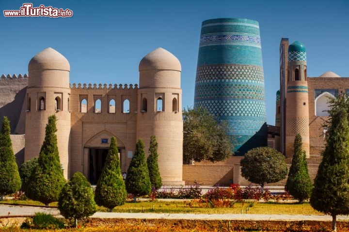 Mura di Itchan Kala, a Khiva in Uzbekistan
A sud-est dell'Uzbekistan si può visitare una città murata molto singolare: è l'Itchan Kala, nel cuore della città di Khiva. Al di là dei muri merlati realizzati con mattoni essiccati al sole sono racchiusi importanti monumenti storici, rappresentativi dell'architettura musulmana in Asia. Khiva rimane suddivisa in due parti. La città esterna, chiamata Dichan Kala, era precedentemente protetta da un muro con 11 porte. Ma quello che oggi lascia abocca aperta i viaggiatori è la città interna, detta Itchan Kala, che è ancora circondata da possenti mura di mattoni, le cui fondamenta si ritiene siano state gettate nel 10 ° secolo. Le Mura merlate attuali risalgono alla fine del secolo 17° e raggiungono l'altezza di 10 metri.
La grande torre blu nella piazza centrale della città doveva essere un minareto, ma la costruzione è rimasta incompiuta. La città vecchia conserva più di 50 monumenti storici e 250 case vecchie, per lo più risalenti al 18 o 19 ° secolo. La moschea Djuma, per esempio, è stata fondata nel 10 ° secolo e ricostruita nel 1788-89, anche se la sua celebre sala ipostila conserva ancora 112 colonne ricavate da antiche strutture. Itchan Kala è anche il luogo del complesso di Vali Sheikh Mukhtar, un mausoleo che ha ricevuto lo status di Patrimonio Mondiale dell'UNESCO nel 1996 - © Dudarev Mikhail
/ Shutterstock.com