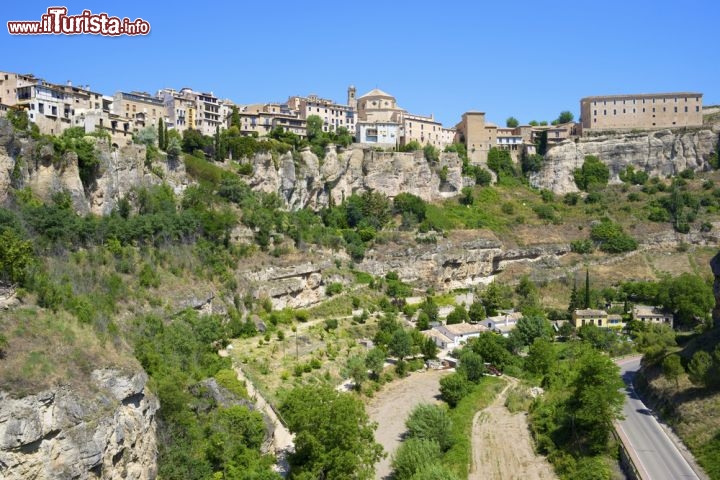 La città murata di Cuenca in Spagna
Chi passeggia nella parte bassa di Cuenca, città della Spagna a metà strada tra Madrid e Valencia, vede strade curate e palazzi moderni. Ma alzando lo sguardo si trova al cospetto di un capolavoro di sasso: è la gigantesca cittadella fortificata, dichiarata Patrimonio dell’Umanità nel 1996 ma fondata molti secoli fa, in età medievale. Le strutture in pietra sembrano una continuazione del paesaggio: imponenti pareti rocciose si innalzano verso il cielo, aspre ed ostili, e si prolungano in case, chiese e antichi palazzi. Come se il sole, il vento e le piogge avessero modellato, nel corso dei secoli, una città intera. Cuenca ha il fascino di un vecchio guerriero, stanco ma degno di rispetto, e il paesaggio le conferisce un’aura solenne.
  - © pedrosala / Shutterstock.com