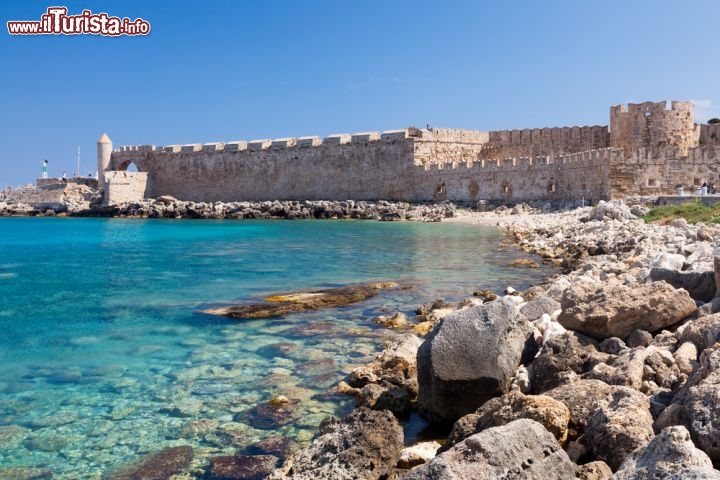 Cittadella murata di Rodi in Grecia
La città vecchia di Rodi (Grecia) è stata dichiarata dall'UNESCO Patrimonio dell'umanità ed è anche la più antica città medievale abitata d'Europa. Rimane circondata da una poderosa muraglia che venne costruita dai Cavalieri di San Giovanni e che racchiude il centro storico, in cui si puà entrare per mezzo di diverse porte. Di certo se si vule vivere l'omozione del tempo che fu, il modo migliore è entrare in centro utilizzando la porta della libertà. Una volta entrati nella città murata attraverso questo ingresso, vi troverete in Piazza Simis dove verrete letteralmente circondati dalla storia. Le mura di Rodi furono costruite in diverse fasi nell'arco di due secoli, in parte sopra a delle fortificazioni bizantine. Di trattta di un anello continuo, lungo 4 km sul quale i difensori della città potevano muoversi e combattere se necessario. Delle torri massicce contribuivano a migliorare la sua difesa, mentre un ampio fossato, anche se asciutto, forniva la prima linea di difesa. Unico neo di oggi è l'affollamento, specialmente quando le navi da crociera scaricano sulla città grandi qualità di turisti - © ian woolcock / Shutterstock.com