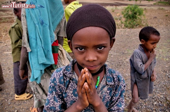 Bambina etiope chiede una caramella - In Etiopia con i Viaggi di Maurizio Levi