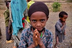 Bambina etiope chiede una caramella - In Etiopia ...