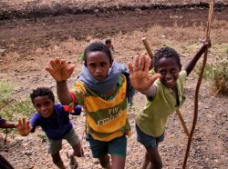 Etiopia, dei bambini salutano lungo la strada ...