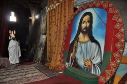 Interno di una chiesa rupestre a Laibela in Etiopia ...