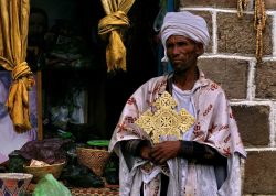 Sacerdote etiope, lungo la strada della Rotta ...