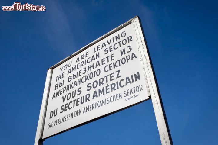 Immagine Cartello Berlino Est confine Checkpoint Charlie