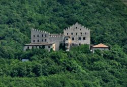 Un castello del Trentino lungo la valle dell'Adige ...