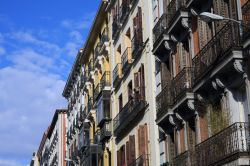 Le facciate dei palazzi nel Barrio de Chueca a Madrid