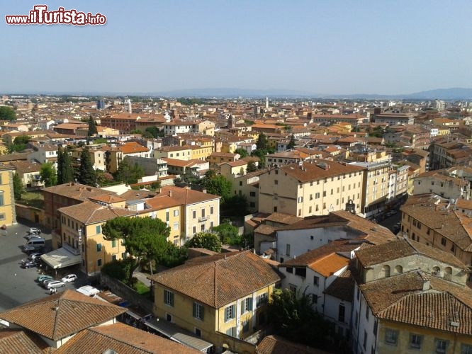 Immagine Veduta panoramica dalla cima della Torre di Pisa. Il biglietto per salire costa 15 euro.