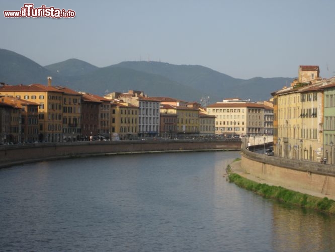 Immagine Il fiume Arno a Pisa. Il momento più suggestivo per ammirarlo è durante la Luminaria (quando tantissimi lumini vengono accessi alla sera lungo le sue rive, evento che si svolge in occasione della festività di San Ranieri