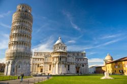 La torre di Pisa e il Duomo su Piazza dei Miracoli ...