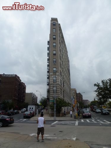 Immagine 601 Pelham Parkway North edificio simile al Flatiron Bulding