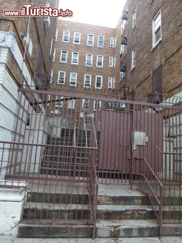 Immagine Edificio con cancellata poco rassicurante nel Bronx