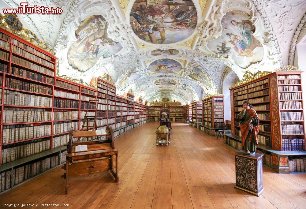 Immagine La biblioteca del monastero di Strahov (Strahovska knihovna) di Praga, Repubblica Ceca.  Si tratta di una delle biblioteche storiche più preziose e meglio conservate al mondo - © jorisvo / Shutterstock.com