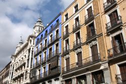 Le facciate degli edifici su Calle Mayorm Madrid ...