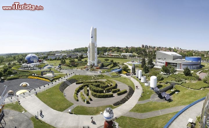 Immagine Il razzo Ariane 5 domina sulla Citè de l'Espace a Tolosa - foto copyright Cité de l'Espace - Manuel Huynh