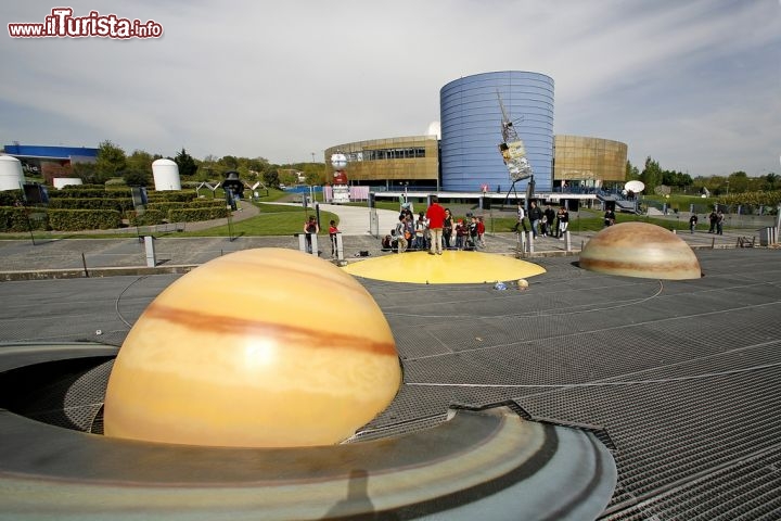 Immagine I pianeti in scala nel giardino della Città dello Spazio di Tolosa - foto copyright Cité de l'Espace