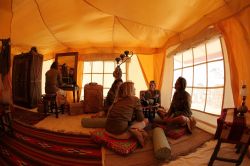 In tenda nel deserto Bianco
DONNAVVENTURA 2010 - Tutti i diritti riservati - All rights reserved