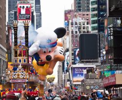 Palloni gonfiabili a Times Square durante la parata di Macy's per il giorno del Ringraziamento - © gary718 / Shutterstock.com